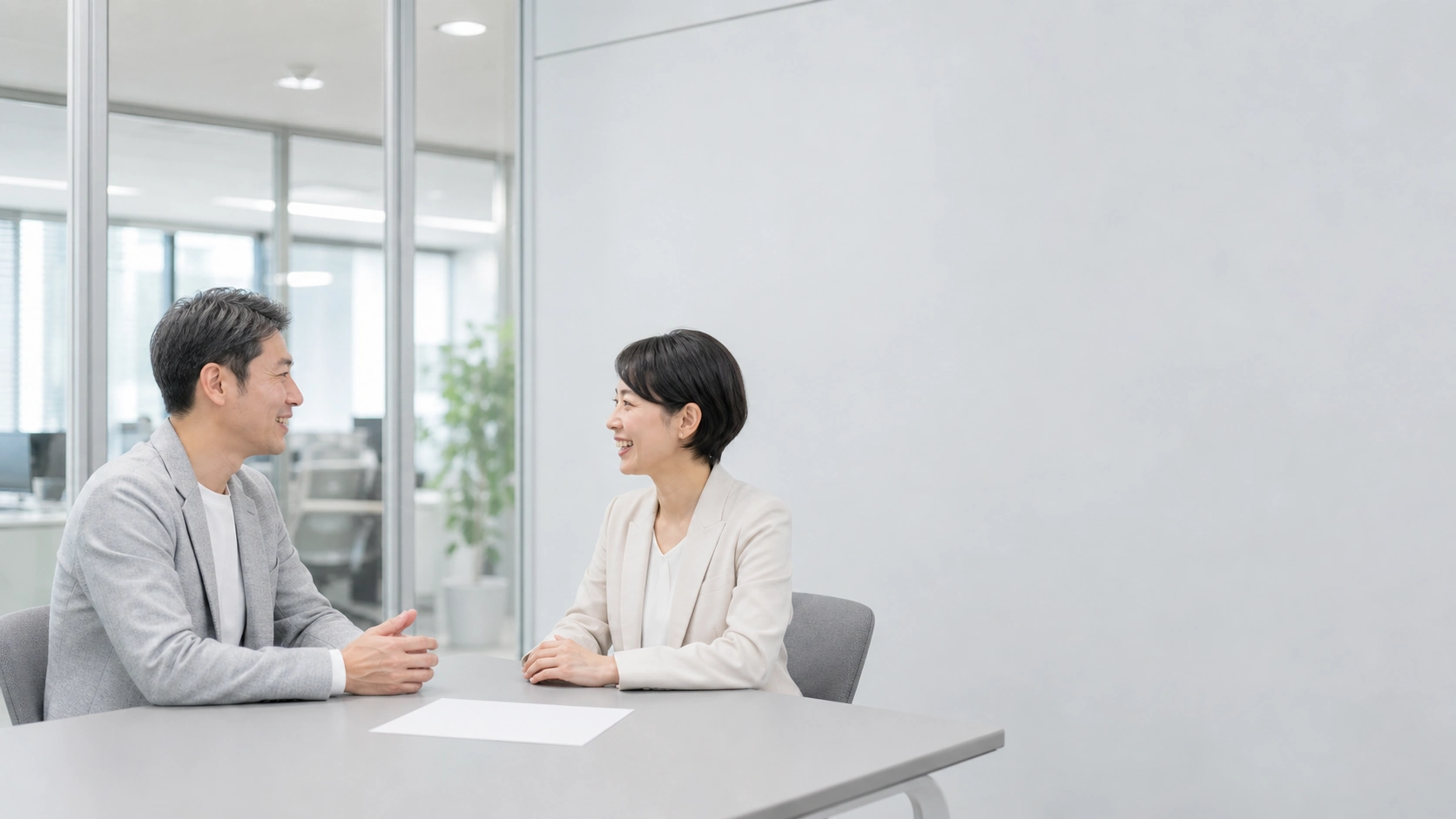 面談ブースで向かい合う2人の手元
